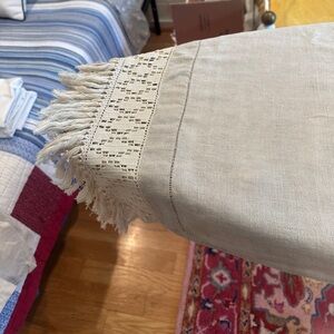 Linen table runner